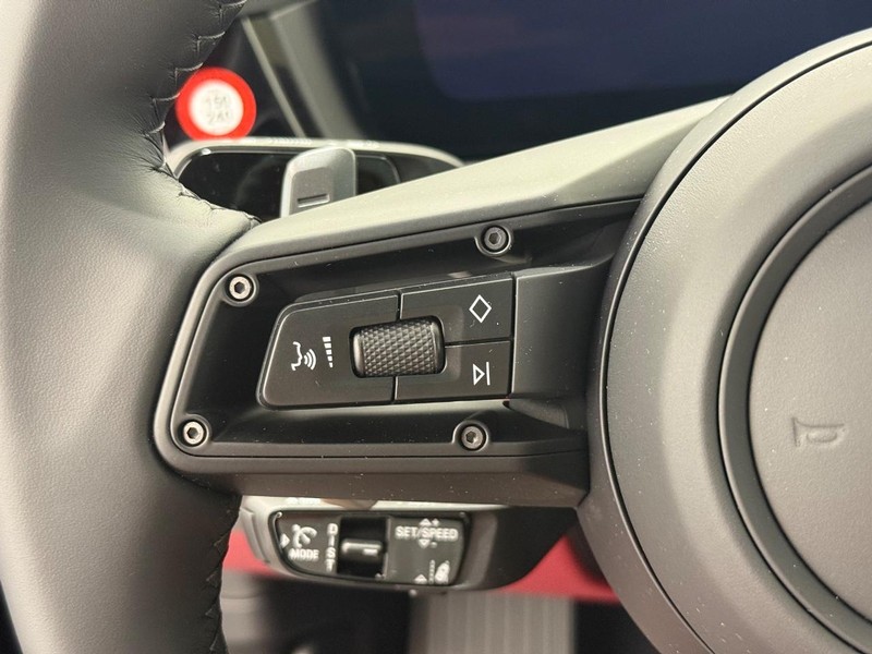 Porsche Cayenne Vehicle Full-screen Gallery Image 19