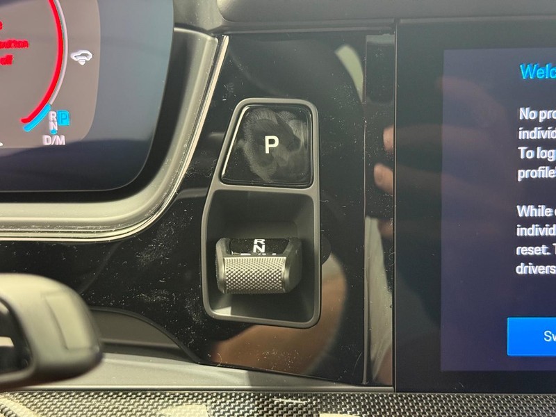 Porsche Cayenne Vehicle Full-screen Gallery Image 23
