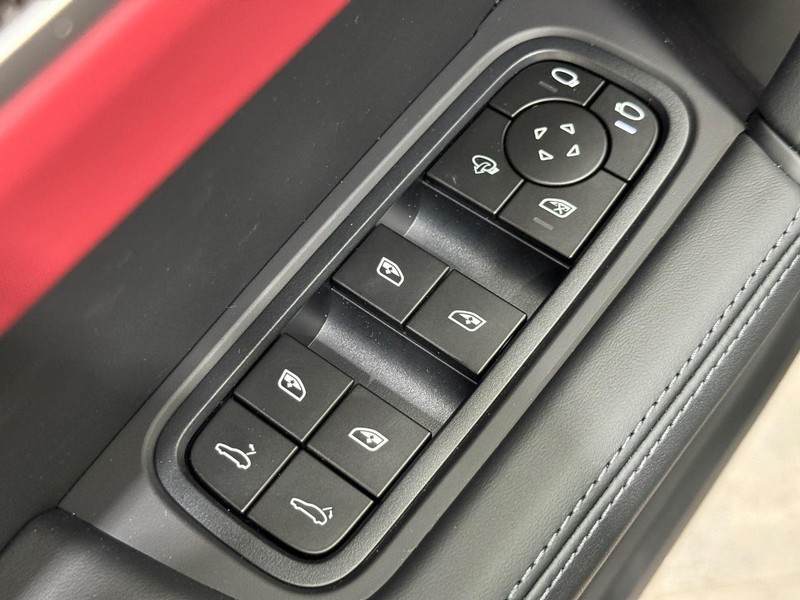 Porsche Cayenne Vehicle Full-screen Gallery Image 24