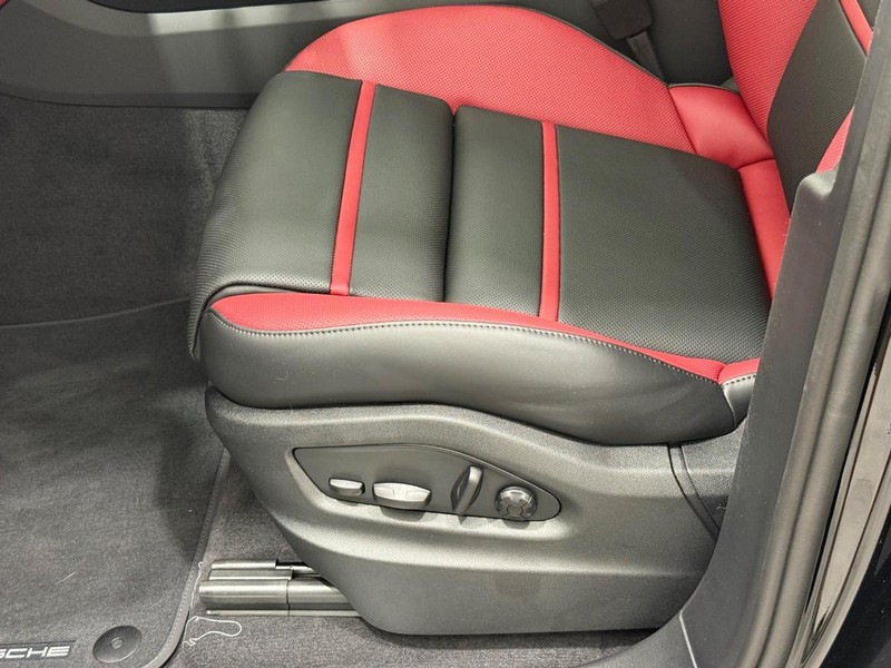 Porsche Cayenne Vehicle Full-screen Gallery Image 25