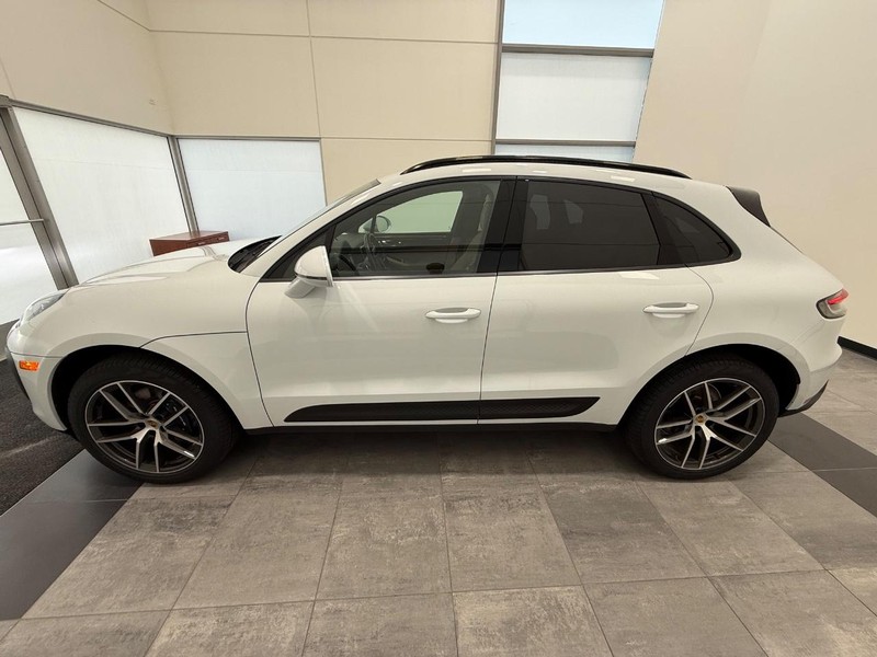Porsche Macan Vehicle Full-screen Gallery Image 2