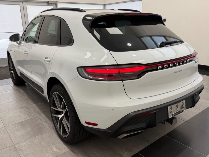 Porsche Macan Vehicle Full-screen Gallery Image 3