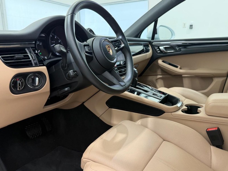Porsche Macan Vehicle Full-screen Gallery Image 4