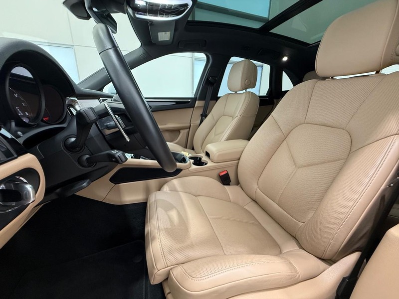 Porsche Macan Vehicle Full-screen Gallery Image 5