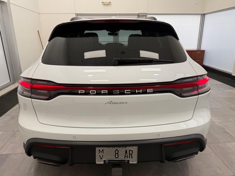 Porsche Macan Vehicle Full-screen Gallery Image 6