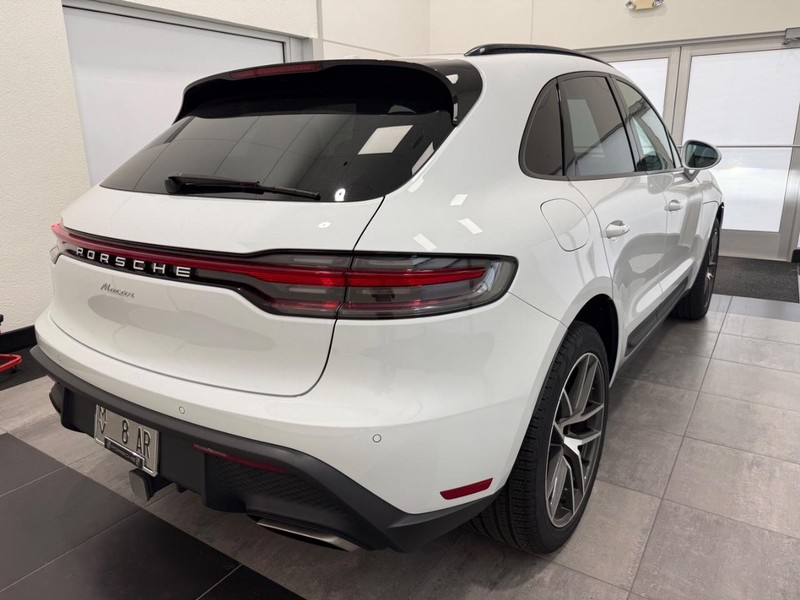 Porsche Macan Vehicle Full-screen Gallery Image 7