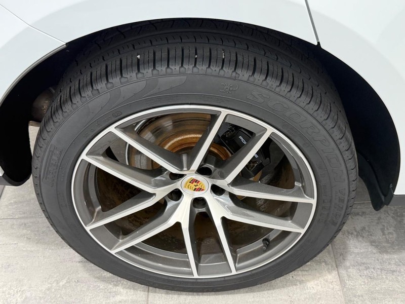 Porsche Macan Vehicle Full-screen Gallery Image 8