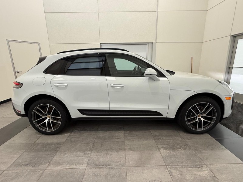 Porsche Macan Vehicle Full-screen Gallery Image 9