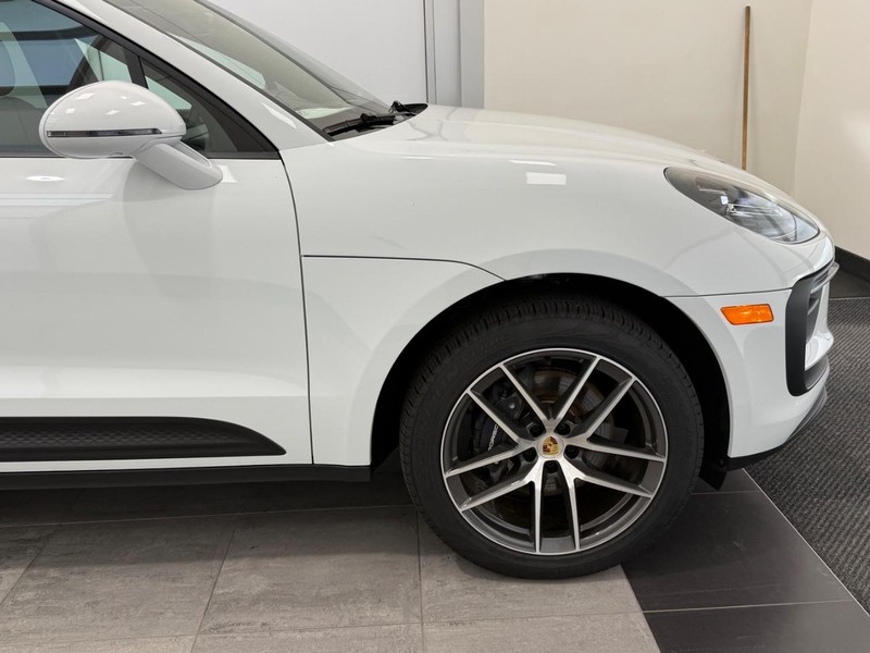 Porsche Macan Vehicle Full-screen Gallery Image 10