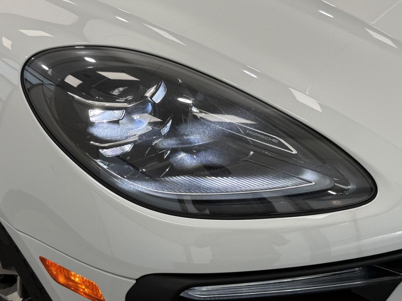 Porsche Macan Vehicle Full-screen Gallery Image 11