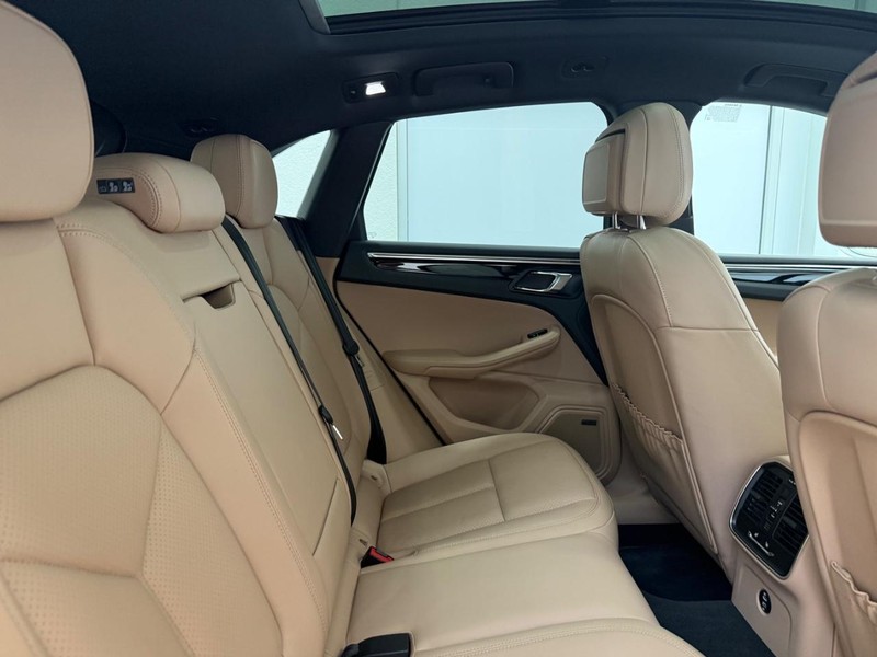 Porsche Macan Vehicle Full-screen Gallery Image 13