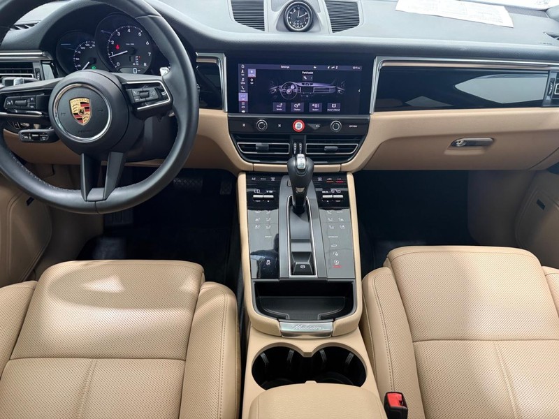 Porsche Macan Vehicle Full-screen Gallery Image 14