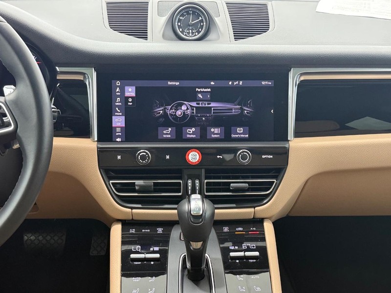 Porsche Macan Vehicle Full-screen Gallery Image 15