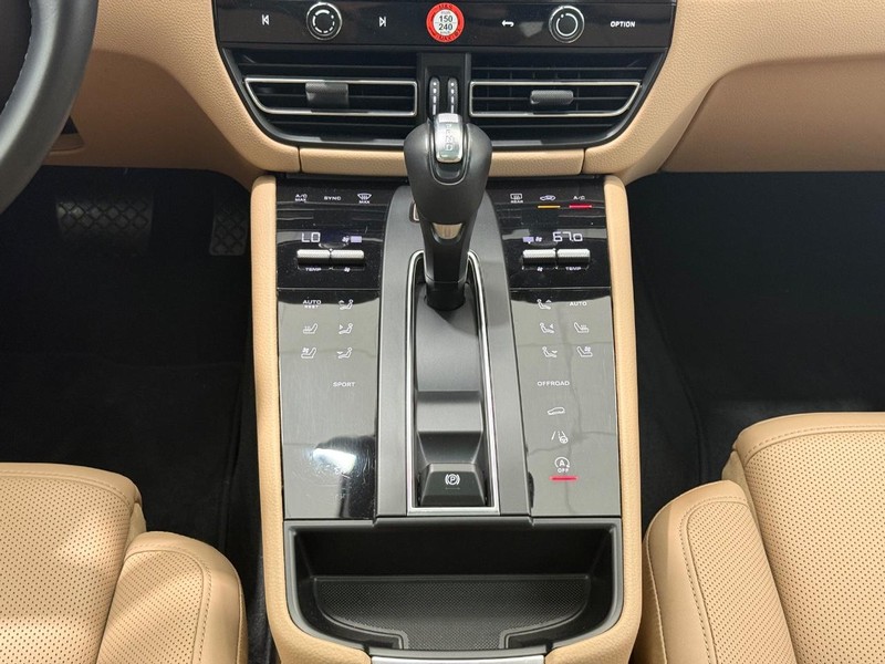 Porsche Macan Vehicle Full-screen Gallery Image 16