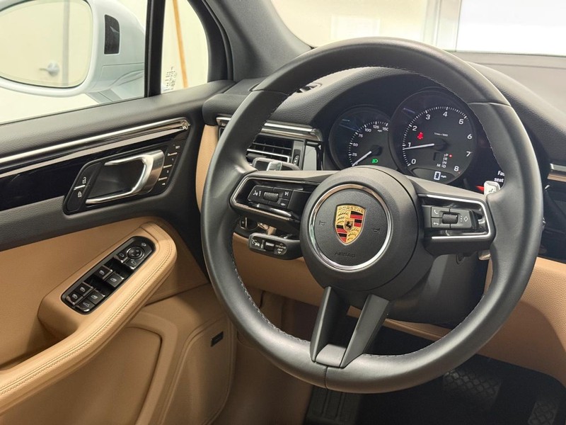 Porsche Macan Vehicle Full-screen Gallery Image 17