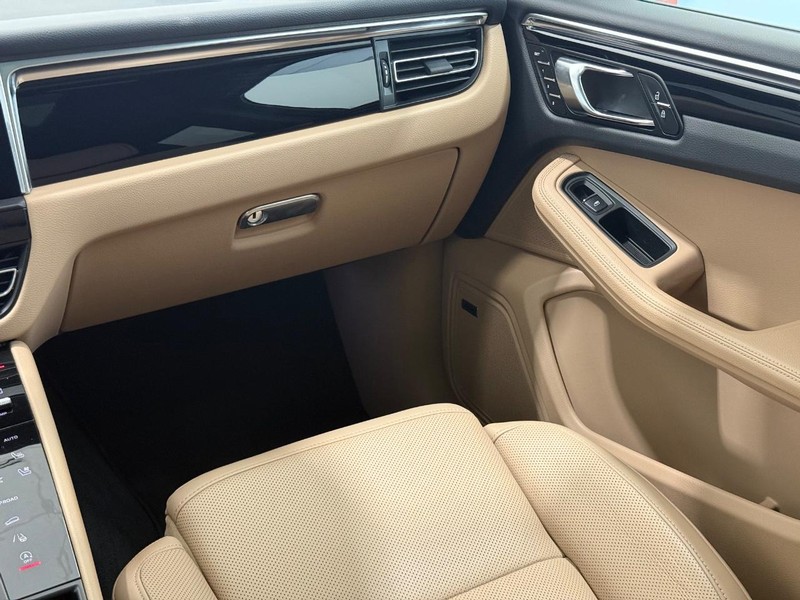 Porsche Macan Vehicle Full-screen Gallery Image 19