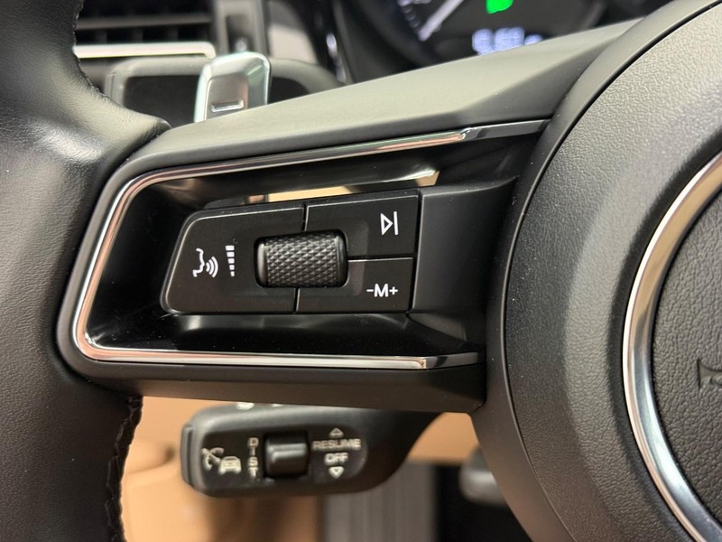 Porsche Macan Vehicle Full-screen Gallery Image 20