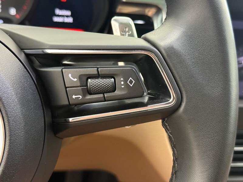 Porsche Macan Vehicle Full-screen Gallery Image 21