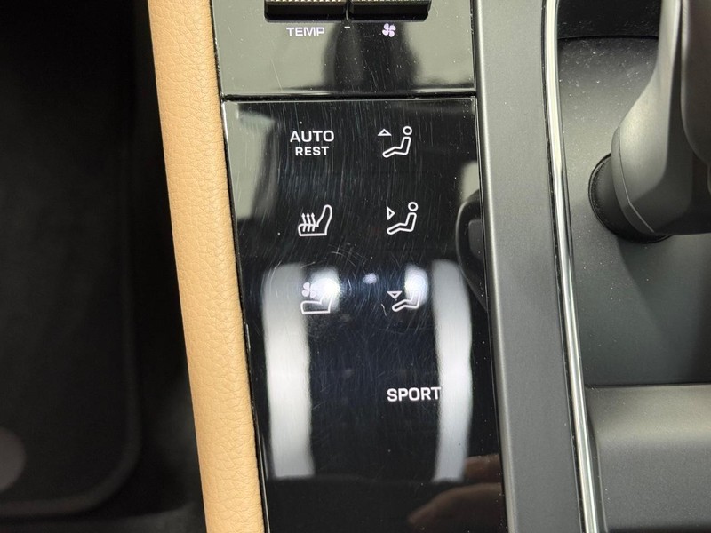 Porsche Macan Vehicle Full-screen Gallery Image 24