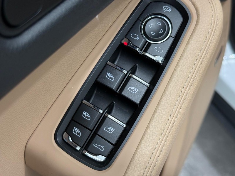 Porsche Macan Vehicle Full-screen Gallery Image 25