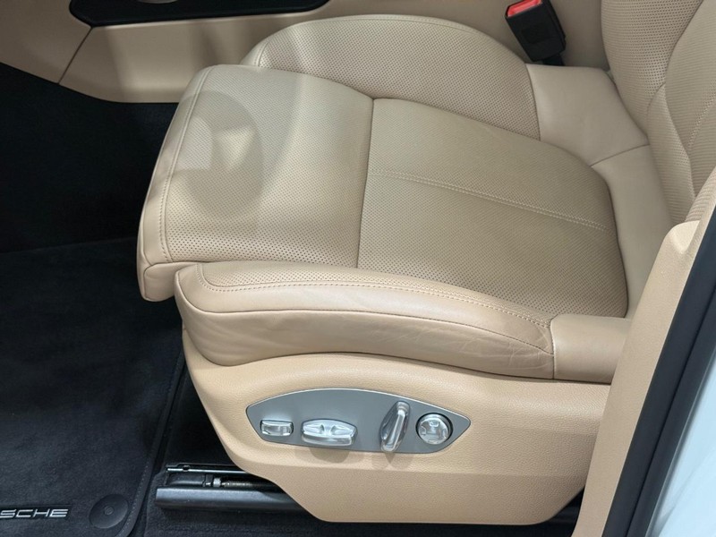 Porsche Macan Vehicle Full-screen Gallery Image 26