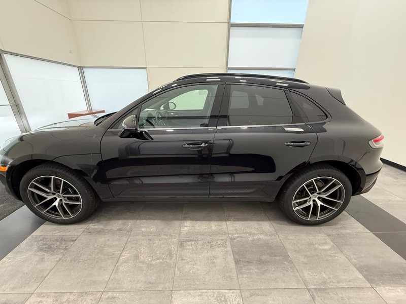 Porsche Macan Vehicle Full-screen Gallery Image 2