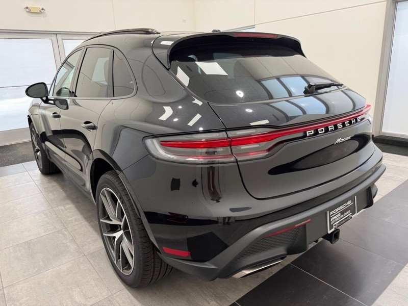 Porsche Macan Vehicle Full-screen Gallery Image 3