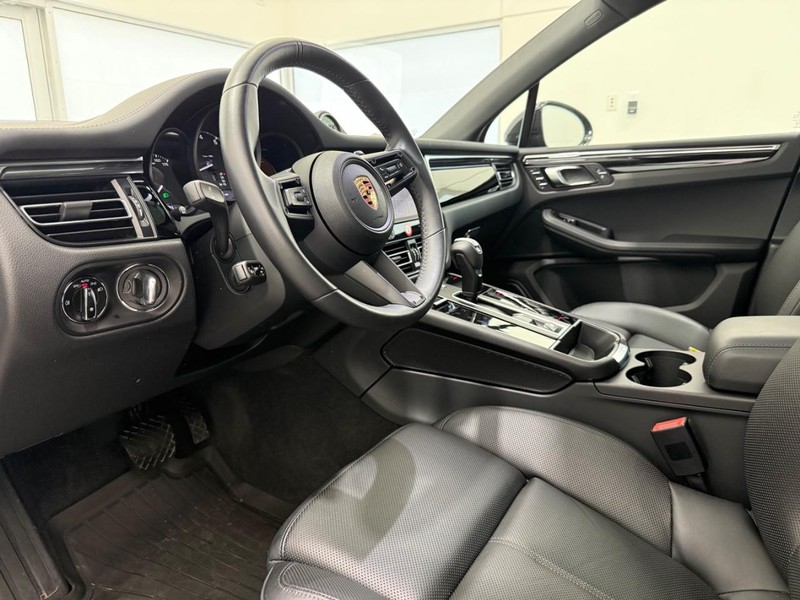 Porsche Macan Vehicle Full-screen Gallery Image 4