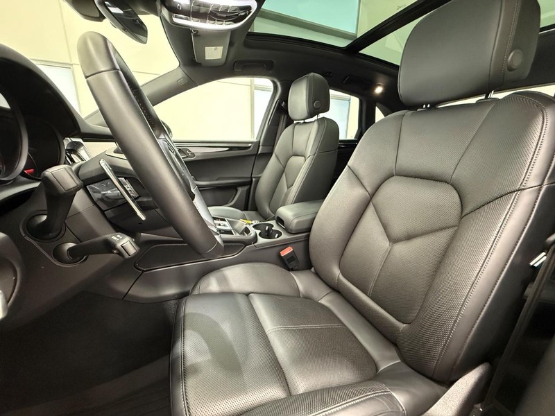 Porsche Macan Vehicle Full-screen Gallery Image 5