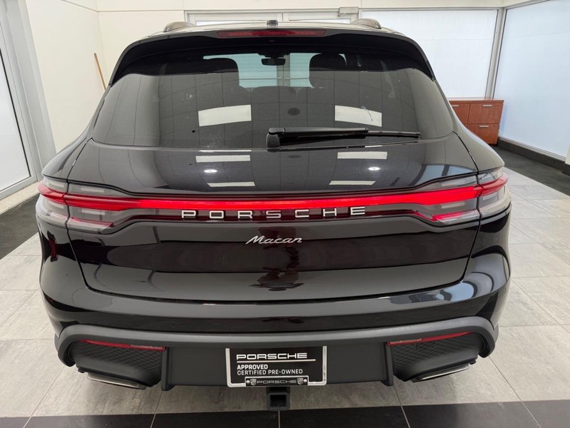 Porsche Macan Vehicle Full-screen Gallery Image 6