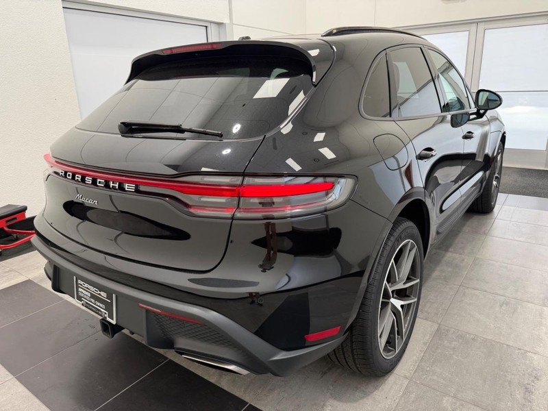 Porsche Macan Vehicle Full-screen Gallery Image 7