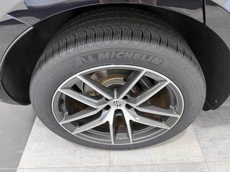 Porsche Macan Vehicle Full-screen Gallery Image 8
