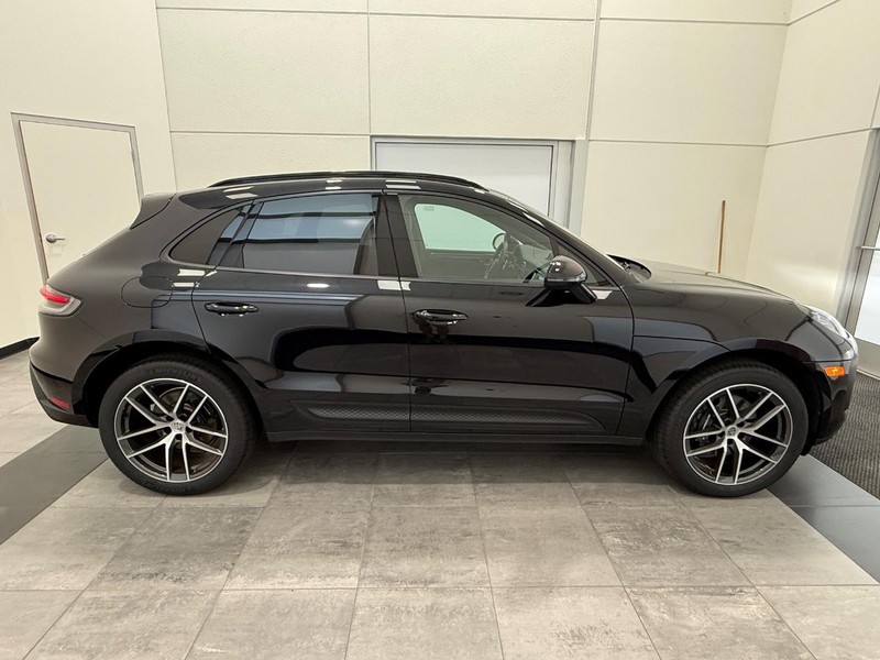Porsche Macan Vehicle Full-screen Gallery Image 9