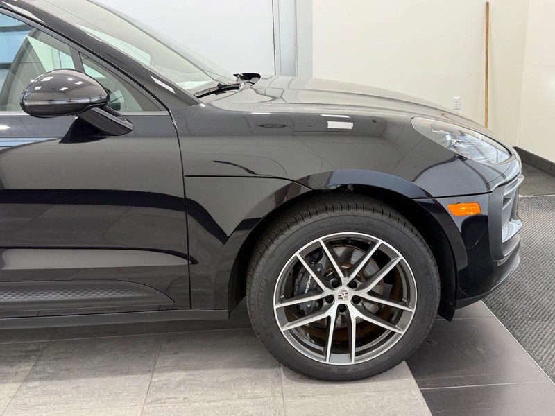 Porsche Macan Vehicle Full-screen Gallery Image 10