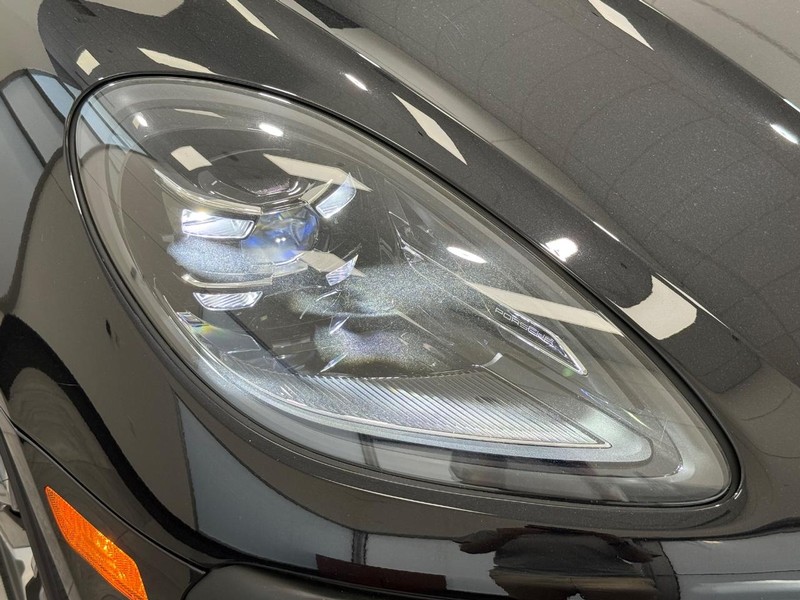 Porsche Macan Vehicle Full-screen Gallery Image 11