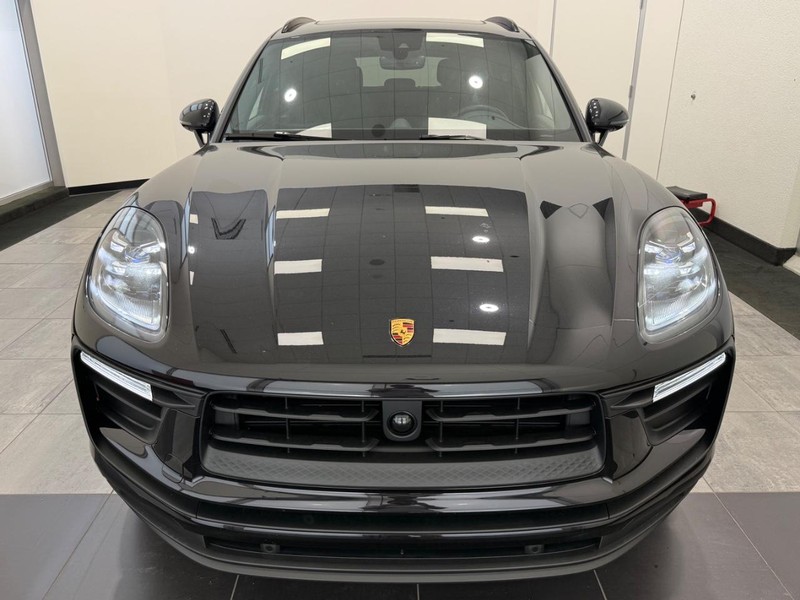 Porsche Macan Vehicle Full-screen Gallery Image 12