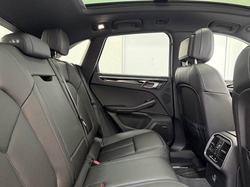 Porsche Macan Vehicle Full-screen Gallery Image 13