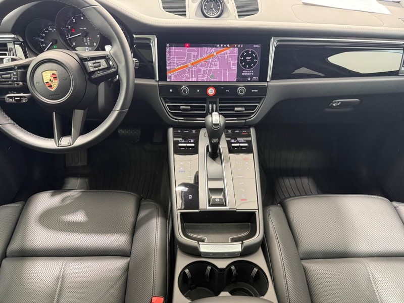 Porsche Macan Vehicle Full-screen Gallery Image 14