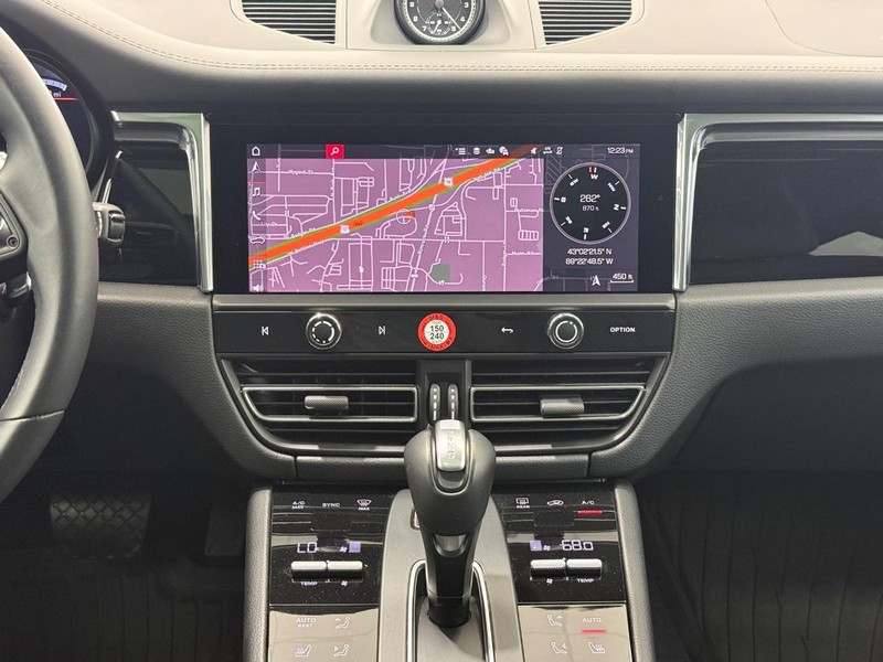 Porsche Macan Vehicle Full-screen Gallery Image 15