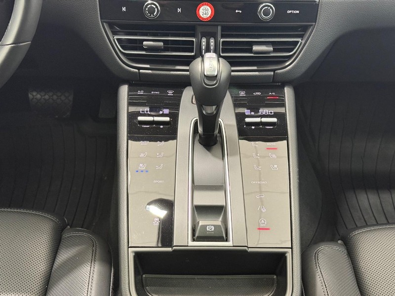 Porsche Macan Vehicle Full-screen Gallery Image 16