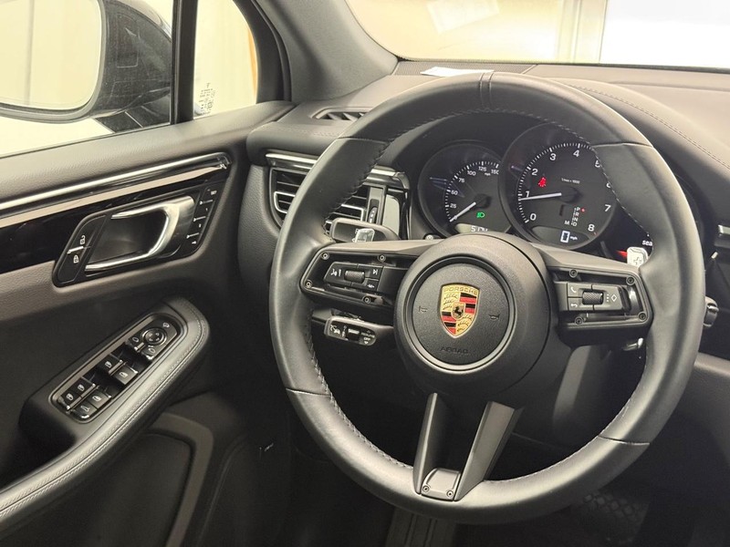 Porsche Macan Vehicle Full-screen Gallery Image 17