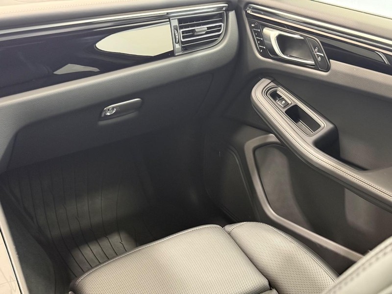 Porsche Macan Vehicle Full-screen Gallery Image 18