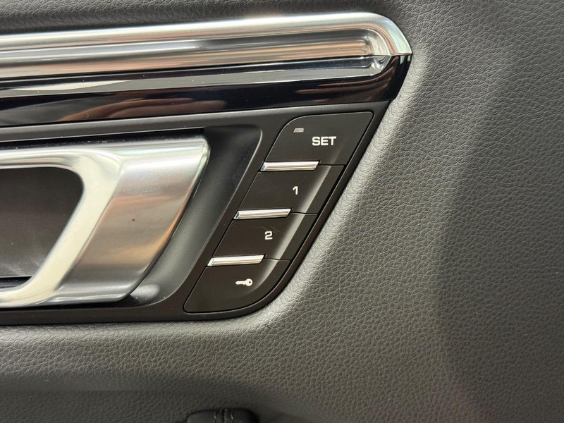 Porsche Macan Vehicle Full-screen Gallery Image 19
