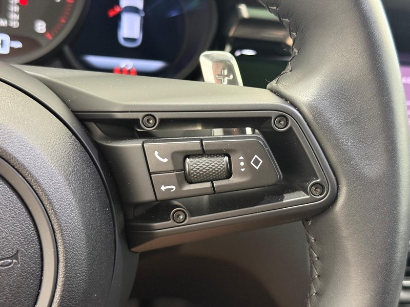 Porsche Macan Vehicle Full-screen Gallery Image 22