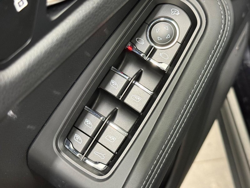 Porsche Macan Vehicle Full-screen Gallery Image 26