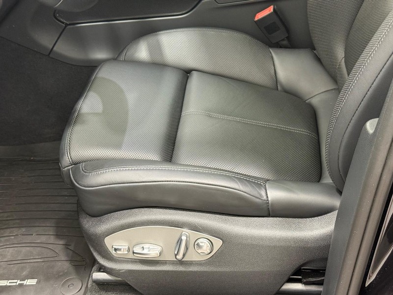 Porsche Macan Vehicle Full-screen Gallery Image 27