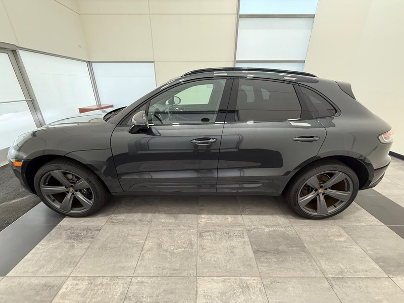 Porsche Macan Vehicle Full-screen Gallery Image 2