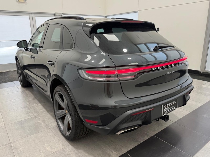 Porsche Macan Vehicle Full-screen Gallery Image 3