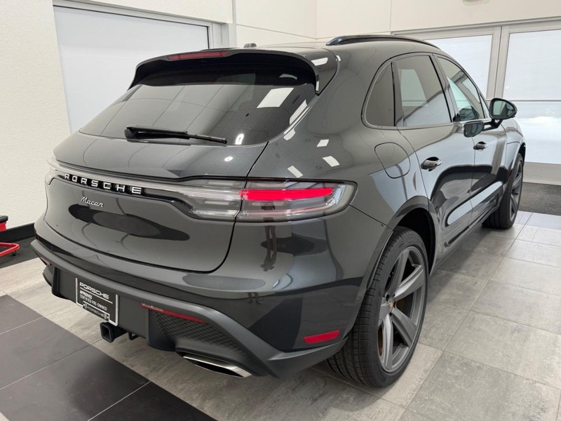 Porsche Macan Vehicle Full-screen Gallery Image 5