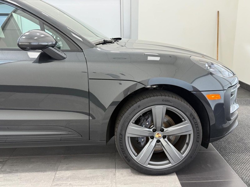 Porsche Macan Vehicle Full-screen Gallery Image 8